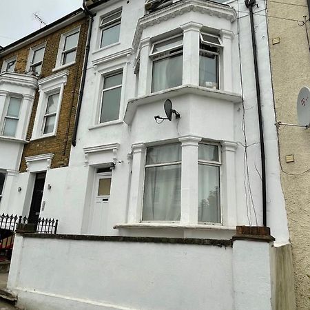 런던 Elmdene Road 아파트 외부 사진